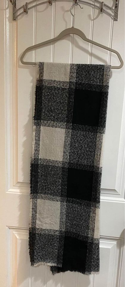 Old Navy Black and White Checked Scarf